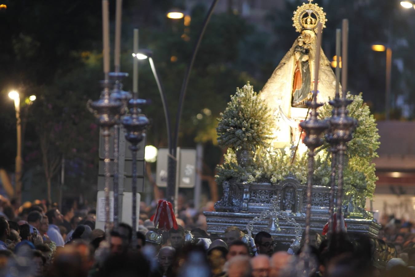 Miles de almerienses acudieron a la cita anual con la patrona tras el cierre de la Feria | La imagen de la Virgen se dirigió hacia el Mediterráneo a su llegada a la plaza Emilio Pérez, donde se le cantó el himno a la advocación marinera