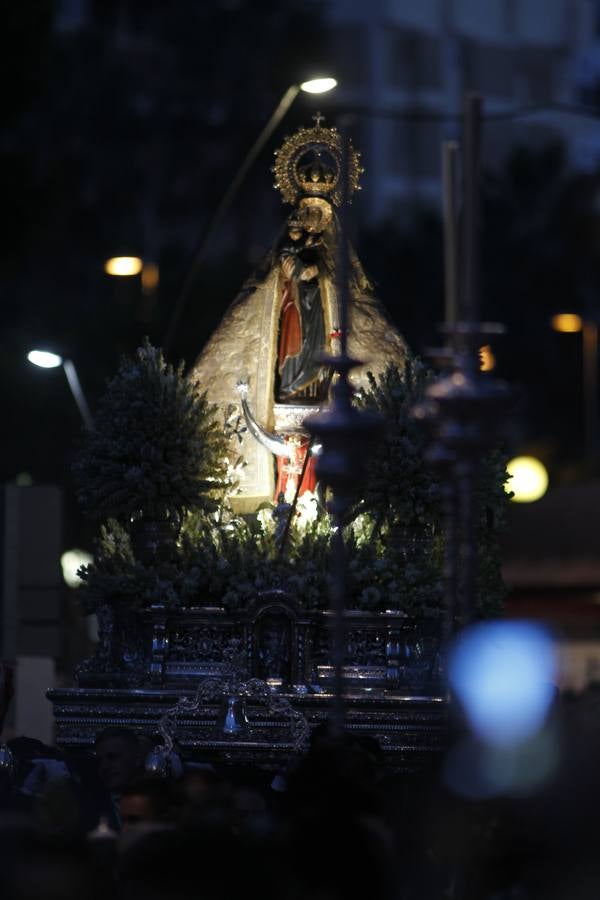 Miles de almerienses acudieron a la cita anual con la patrona tras el cierre de la Feria | La imagen de la Virgen se dirigió hacia el Mediterráneo a su llegada a la plaza Emilio Pérez, donde se le cantó el himno a la advocación marinera