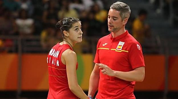 Fernando Rivas da una instrucción a Carolina Marín en el transcurso de un encuentro.