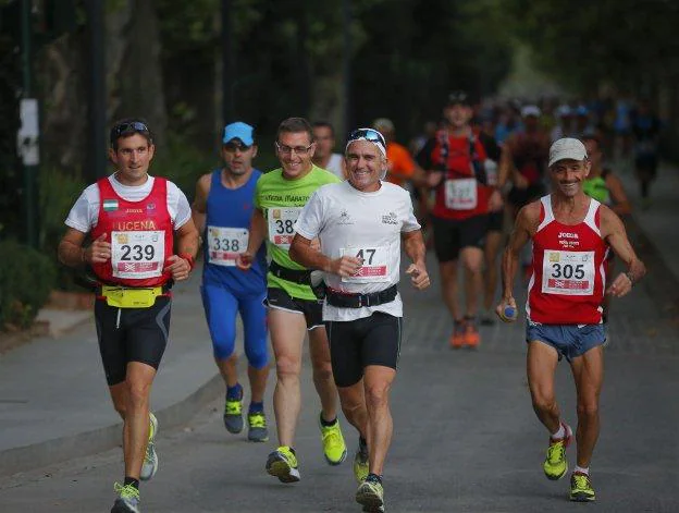 Varios corredores participan en la última Subida al Veleta.