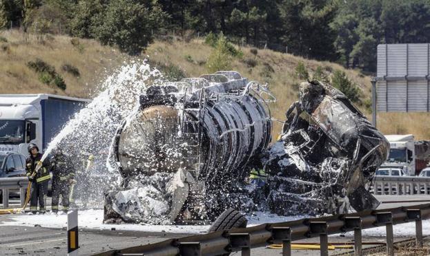Imagen principal - Muere al arder su camión cargado con gas licuado tras chocar con un coche en plena autovía