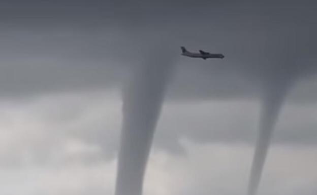 El escalofriante vídeo de un avión volando cerca de 3 tornados