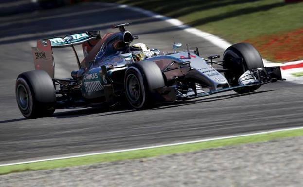 Lewis Hamilton rueda con su Mercedes en Monza. 