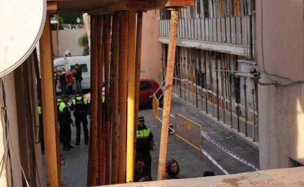 Imagen de 'El Patio' cuando fue objeto de realojo tras haber sido apuntalado por el Ayuntamiento de Almería. 