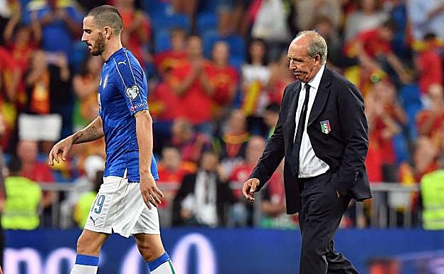 Ventura, con gesto serio, tras Bonucci. 