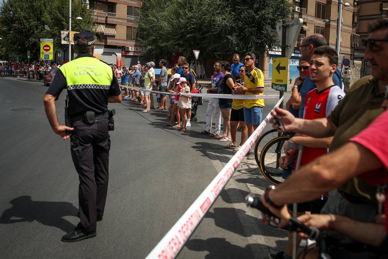 Los granadinos se lanzaron a la calle este domingopara disfrutar de primera mano de la 15ª etapa de la Vuelta a España entre Alcalá la Real y el Alto Hoya de la Moran, el la que el colombiano Miguel Ángel ‘Superman’ López (Astana) ganó en solitario y tras la cual el británico Chris Froome sigue líder de la general