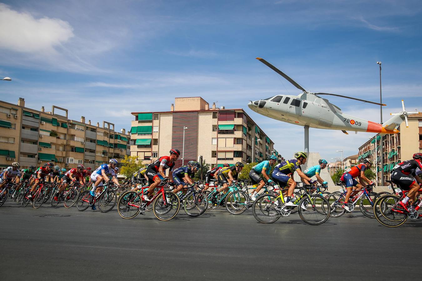 Los granadinos se lanzaron a la calle este domingopara disfrutar de primera mano de la 15ª etapa de la Vuelta a España entre Alcalá la Real y el Alto Hoya de la Moran, el la que el colombiano Miguel Ángel ‘Superman’ López (Astana) ganó en solitario y tras la cual el británico Chris Froome sigue líder de la general