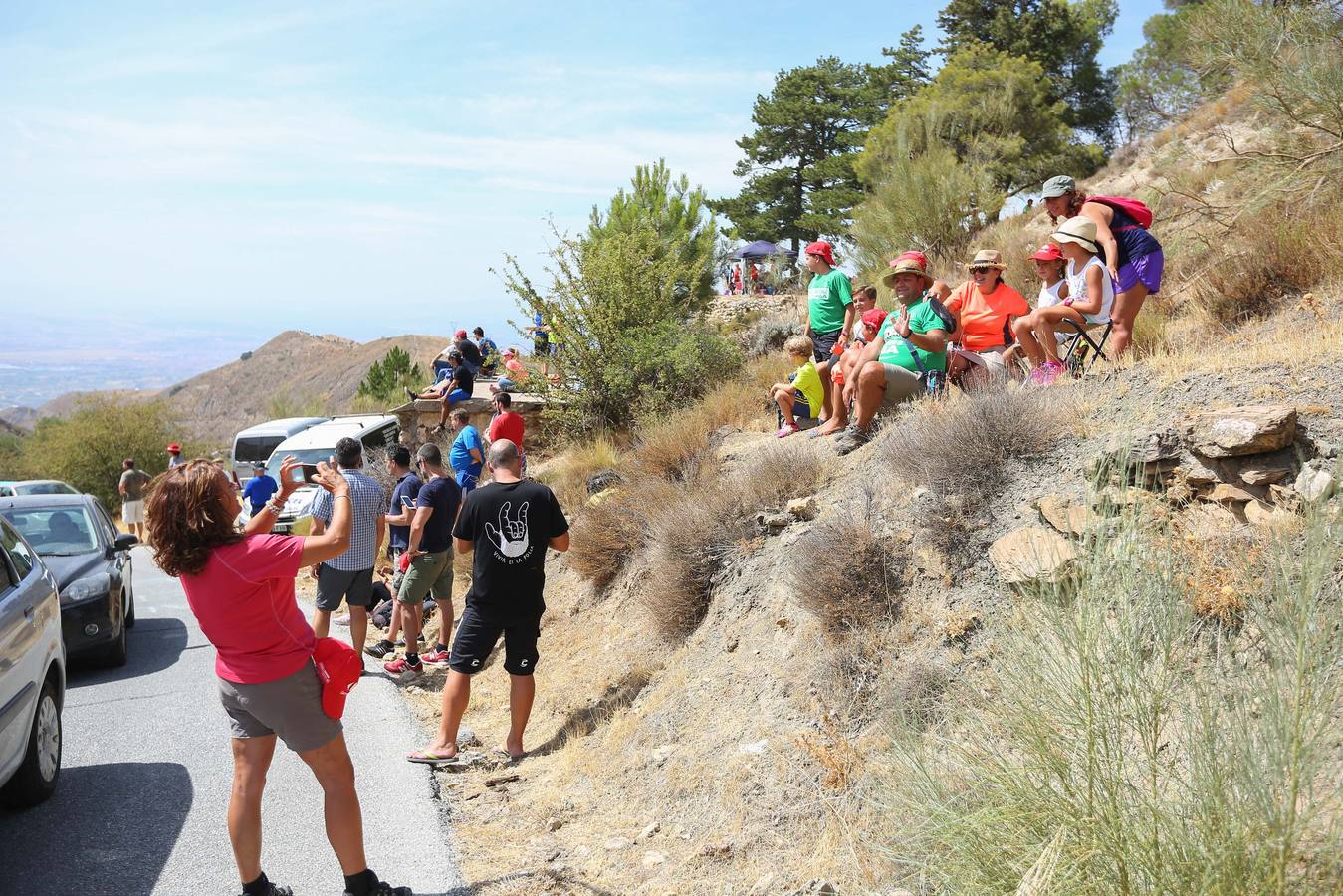 Los granadinos se lanzaron a la calle este domingopara disfrutar de primera mano de la 15ª etapa de la Vuelta a España entre Alcalá la Real y el Alto Hoya de la Moran, el la que el colombiano Miguel Ángel ‘Superman’ López (Astana) ganó en solitario y tras la cual el británico Chris Froome sigue líder de la general