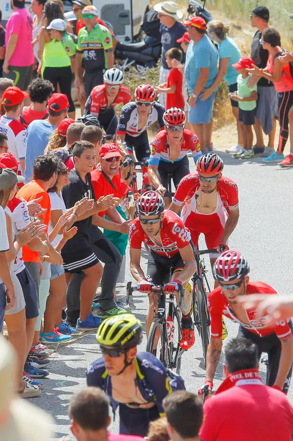 Los granadinos se lanzaron a la calle este domingopara disfrutar de primera mano de la 15ª etapa de la Vuelta a España entre Alcalá la Real y el Alto Hoya de la Moran, el la que el colombiano Miguel Ángel ‘Superman’ López (Astana) ganó en solitario y tras la cual el británico Chris Froome sigue líder de la general