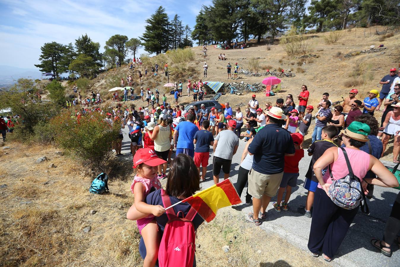 Los granadinos se lanzaron a la calle este domingopara disfrutar de primera mano de la 15ª etapa de la Vuelta a España entre Alcalá la Real y el Alto Hoya de la Moran, el la que el colombiano Miguel Ángel ‘Superman’ López (Astana) ganó en solitario y tras la cual el británico Chris Froome sigue líder de la general