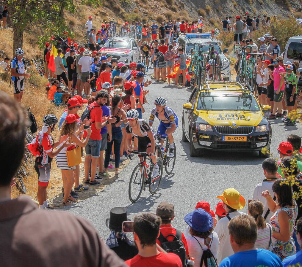 Los granadinos se lanzaron a la calle este domingopara disfrutar de primera mano de la 15ª etapa de la Vuelta a España entre Alcalá la Real y el Alto Hoya de la Moran, el la que el colombiano Miguel Ángel ‘Superman’ López (Astana) ganó en solitario y tras la cual el británico Chris Froome sigue líder de la general