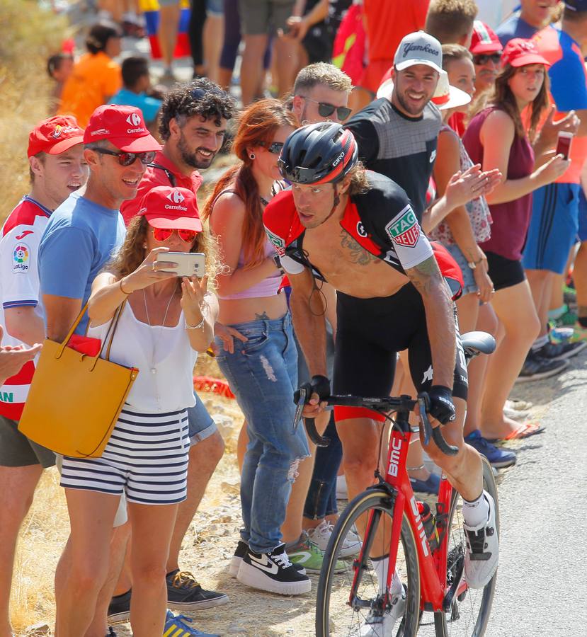 Los granadinos se lanzaron a la calle este domingopara disfrutar de primera mano de la 15ª etapa de la Vuelta a España entre Alcalá la Real y el Alto Hoya de la Moran, el la que el colombiano Miguel Ángel ‘Superman’ López (Astana) ganó en solitario y tras la cual el británico Chris Froome sigue líder de la general