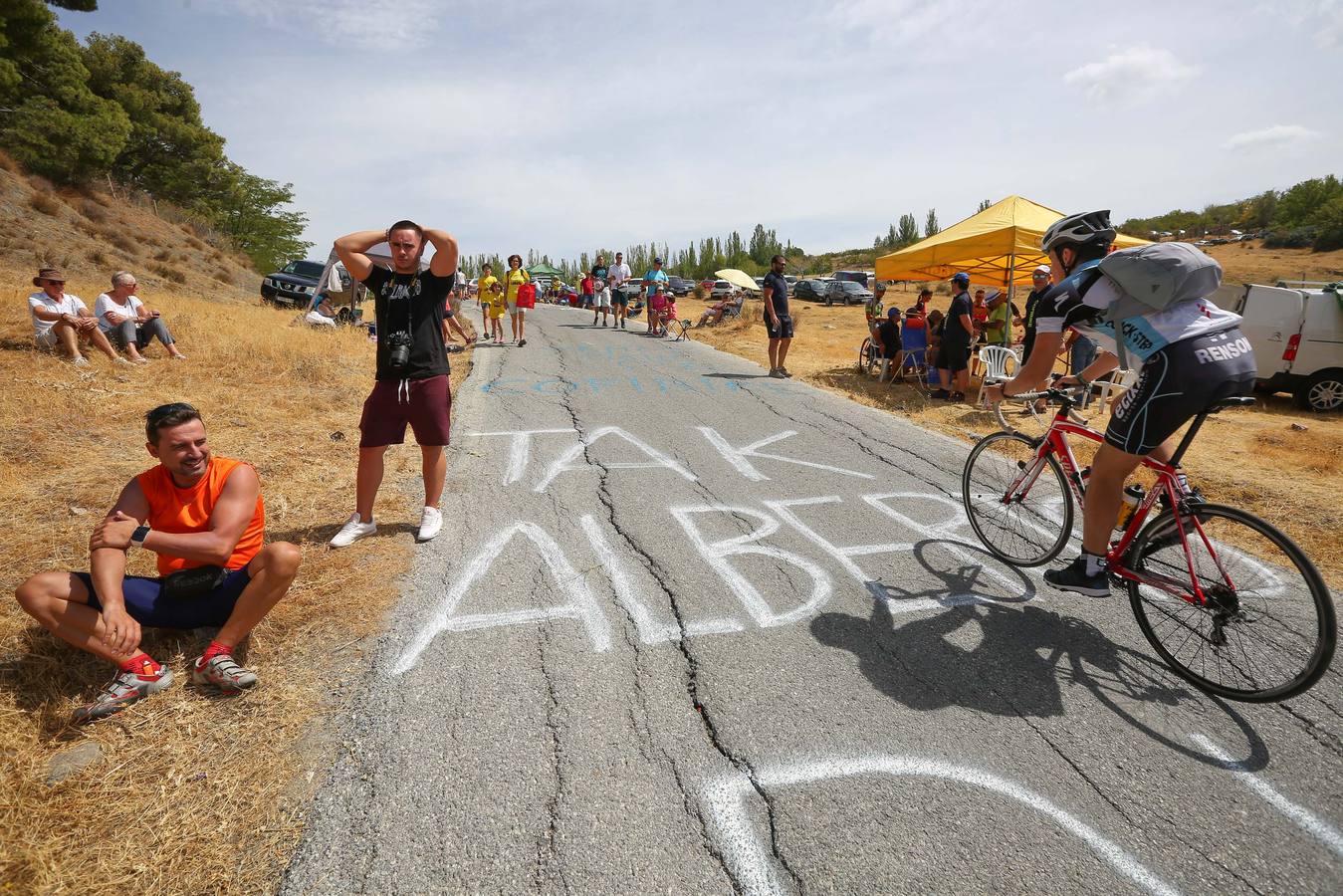 Los granadinos se lanzaron a la calle este domingopara disfrutar de primera mano de la 15ª etapa de la Vuelta a España entre Alcalá la Real y el Alto Hoya de la Moran, el la que el colombiano Miguel Ángel ‘Superman’ López (Astana) ganó en solitario y tras la cual el británico Chris Froome sigue líder de la general