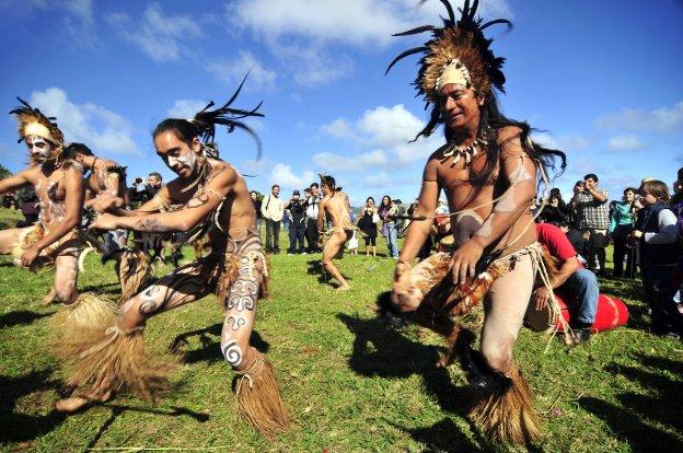 Los indígenas rapanui siguen celebrando la fiesta de Tapati, donde representan a las antiguas castas y compiten durante días. :: p. grifol