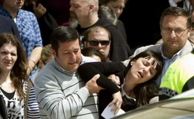 La madre de la menor, trasladada por unos familiares durante el funeral.