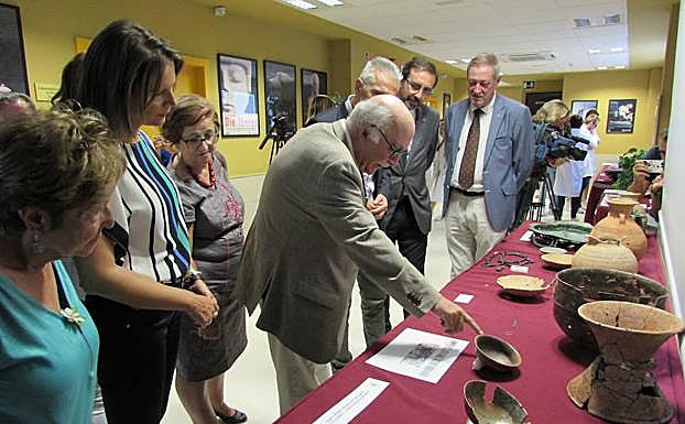 Arturo Ruiz explica las características de las piezas de la esposición. 