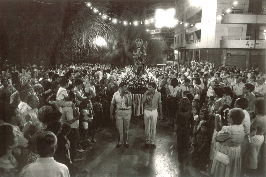 Imagen principal - Arriba, procesión de a Virgen de Gracia en 1983; abajo, el Zaidín en 1983 y la majorets se preparan para el desfile en las fiestas de la barriada de Cervantes en 1994 