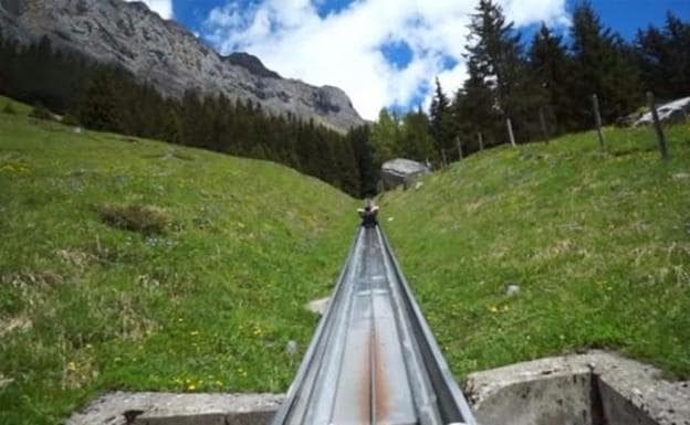 Un espectacular descenso con 'toboganes' en los Alpes suizos