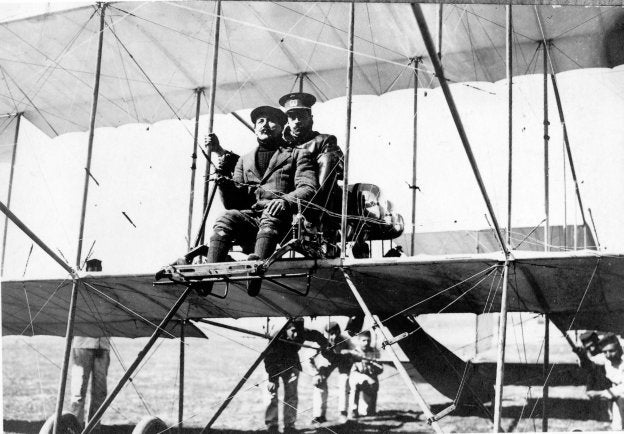 El instructor Geo Osmont con el aviador granadino, Emilio Herrera Linares durante una clase. 