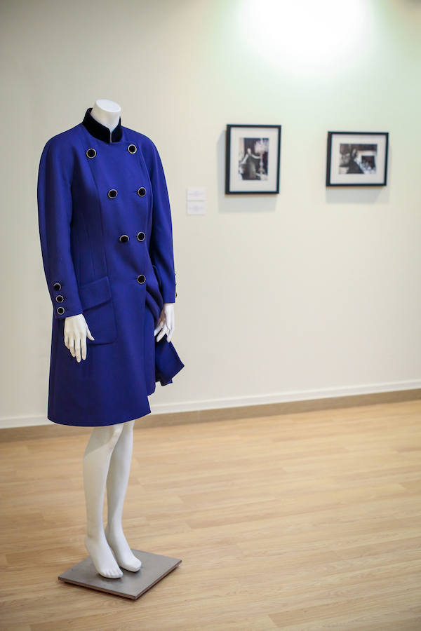 Una muestra expone en el centro de CajaGranada de Puerta Real más de 70 cuadros, esculturas, grabados y fotografías, siete vestidos y varios bolsos, zapatos y otras piezas de la colección Chanel