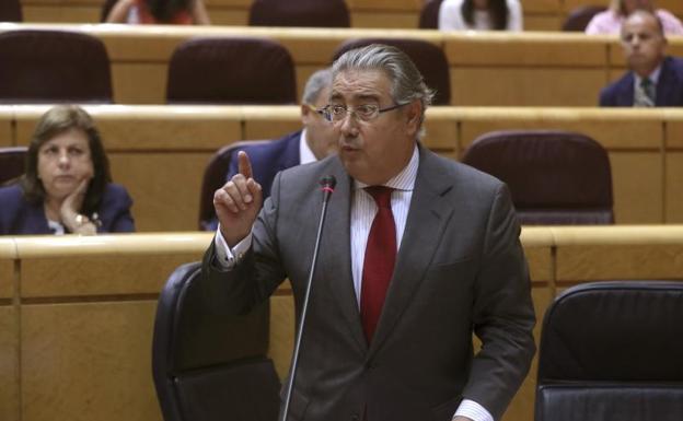 Zoido anuncia una «revisión de protocolos» tras los atentados de Cataluña