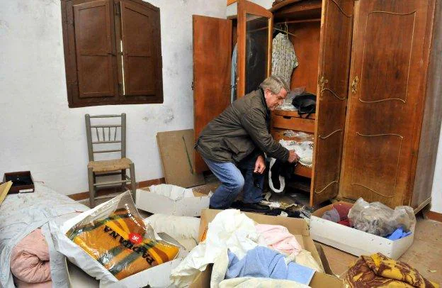 El propietario de una vivienda comprueba el desaguisado generado por unos ladrones que robaron su casa.