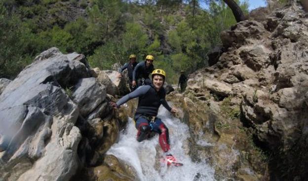 Descendiendo por uno de los toboganes naturales. 