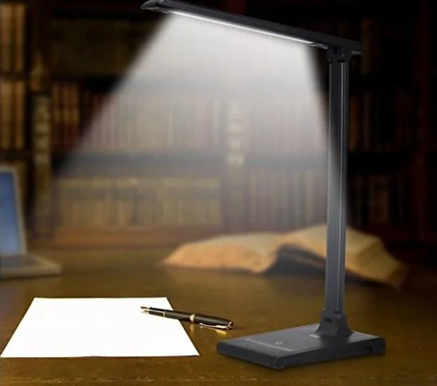 Importancia de usar una lámpara de mesa para leer o estudiar
