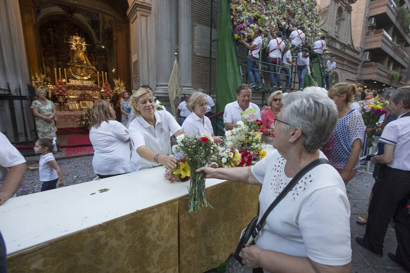 Miles de granadinos y personas llegadas de localidades de toda la provincia fueron dejado sus flores en los grandes paneles situados a ambos lados de la puerta de acceso al templo