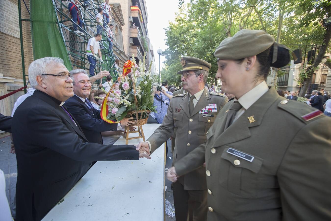 Miles de personas participaron en la ofrenda floral a la Virgen de las Angustias