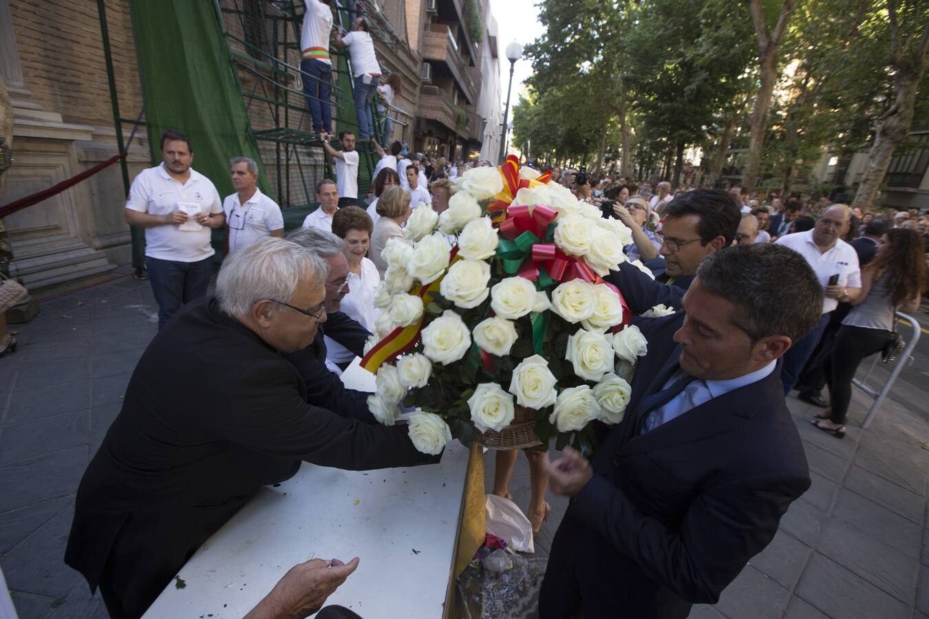 Miles de personas participaron en la ofrenda floral a la Virgen de las Angustias