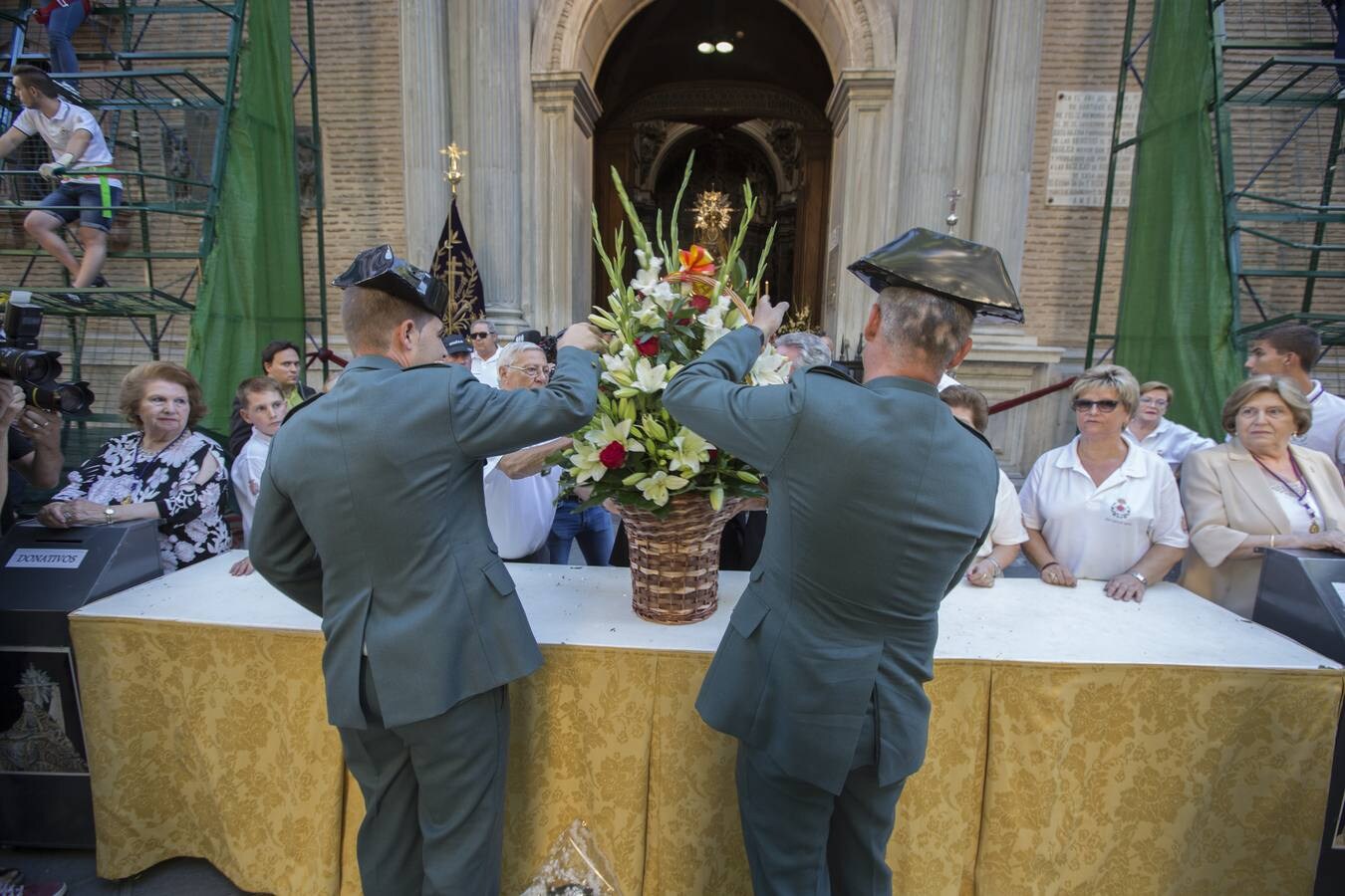 Miles de personas participaron en la ofrenda floral a la Virgen de las Angustias