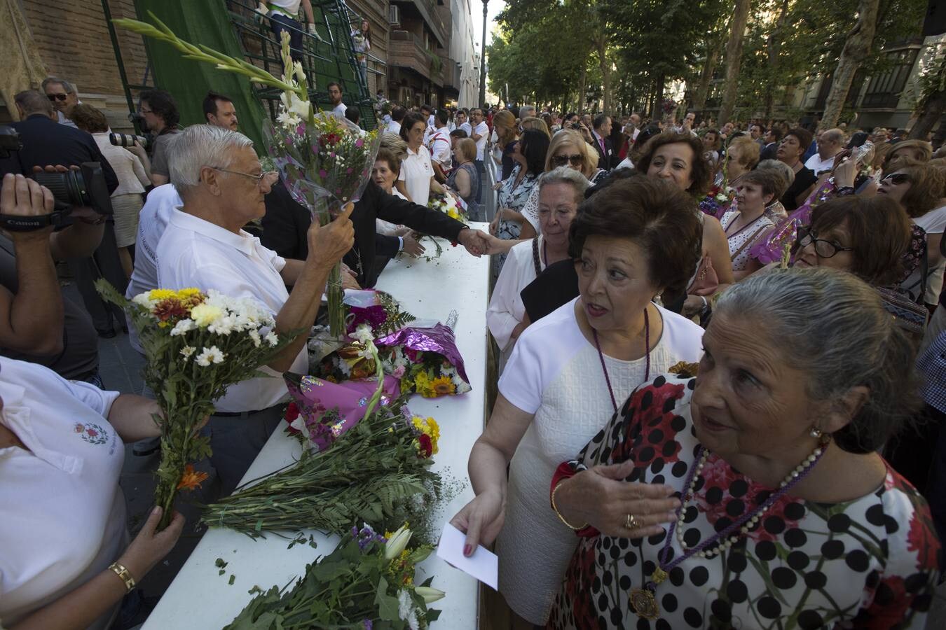 Miles de personas participaron en la ofrenda floral a la Virgen de las Angustias