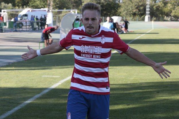 Víctor Morillo extiende los brazos mientras muestra su satisfacción por el gol conseguido en la Ciudad Deportiva Diputación de Armilla.