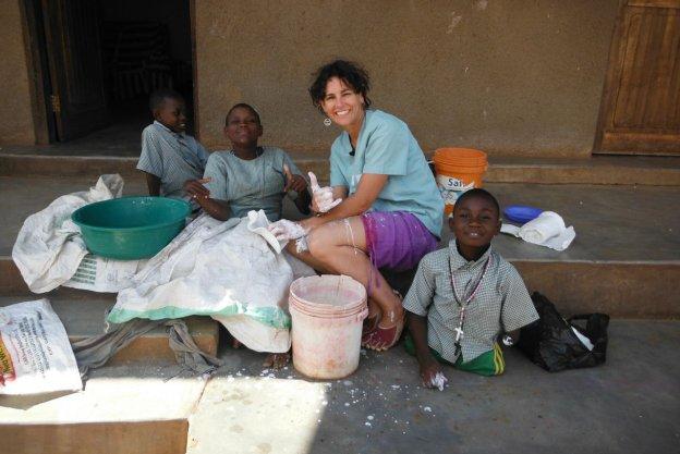 La fisioterapeuta Lorena Enebral, con unos niños tanzanos, en 2013.