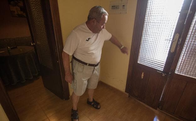 El dueño de la vivienda en la que impactaron las balas muestra cómo una atravesó la entrada a su salón. 