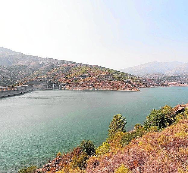 Imagen de la presa de Rules, que lleva concluida desde el año 2003 y embalsando el agua que tanto necesita la Costa. 