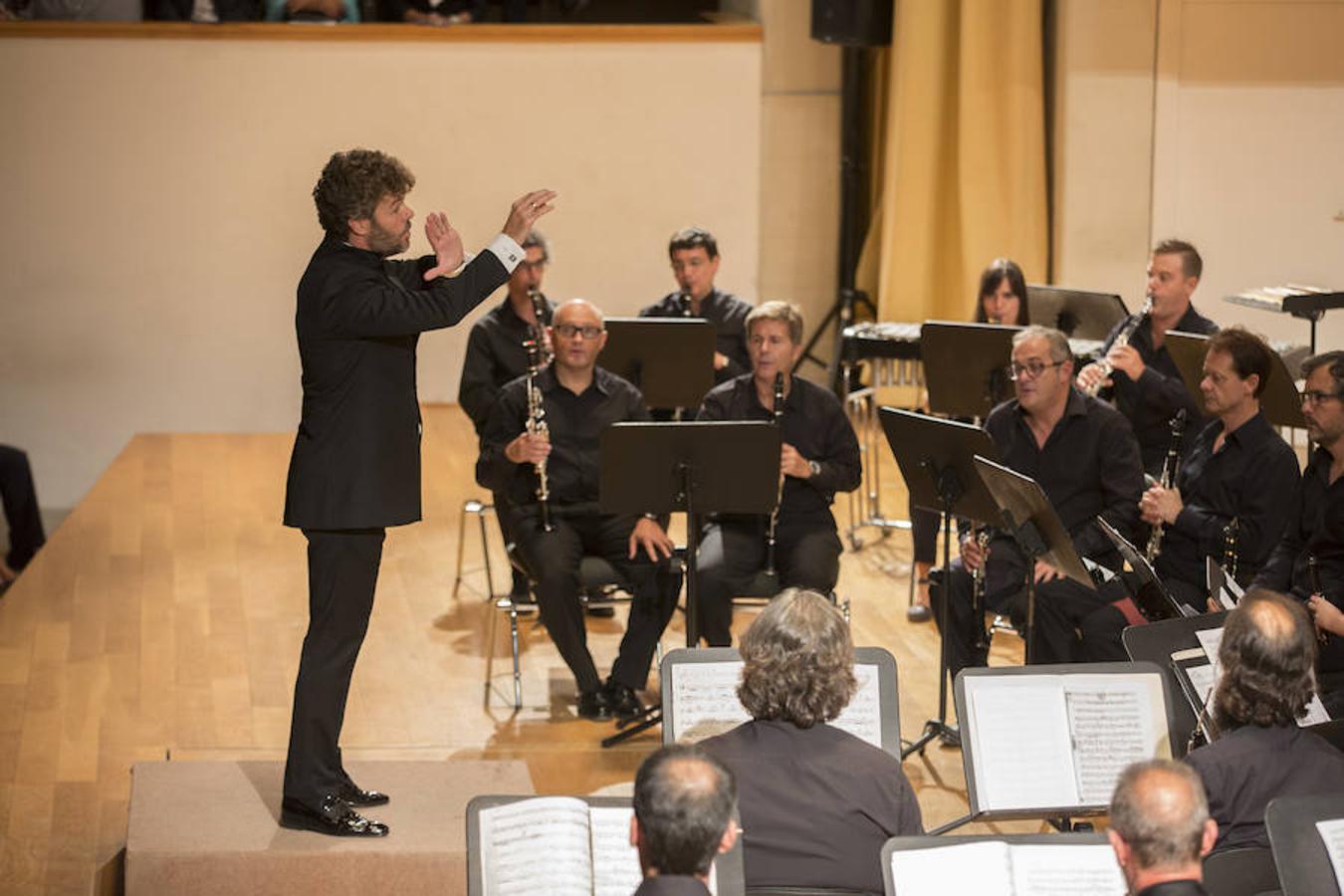 El director granadino ya había actuado con la banda, aunque como integrante del Coro García Lorca que ha acompañado a la formación instrumental del Ayuntamiento