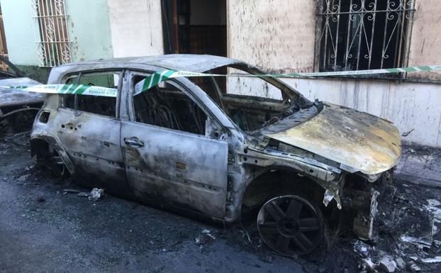 Tres mujeres afectadas y varias viviendas dañadas al incendiarse dos vehículos en Torredelcampo