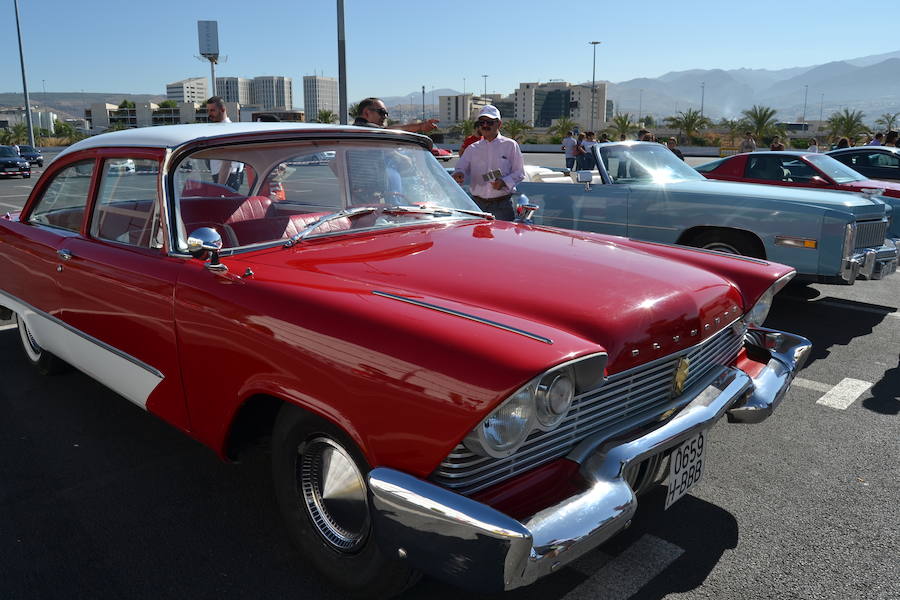 La Asociación Coches Americanos del Sur celebraba el domingo en el Centro Comercial Nevada de Granada su primera concentración de vehículos que hizo las delicias de los aficionados.