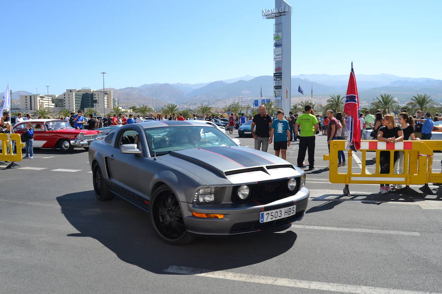 La Asociación Coches Americanos del Sur celebraba el domingo en el Centro Comercial Nevada de Granada su primera concentración de vehículos que hizo las delicias de los aficionados.