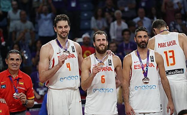Sergio Scariolo, Pau Gasol, Sergio Rodríguez, J.C. Navarro y Marc Gasol.