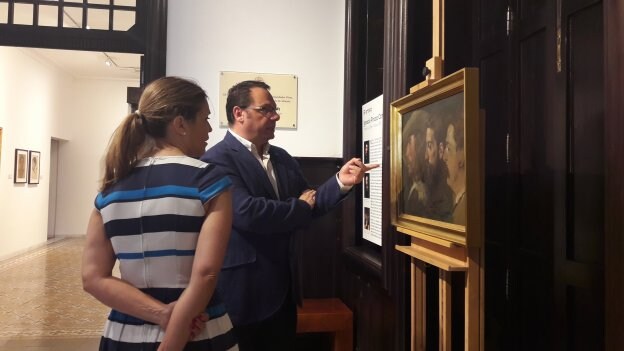 La concejala de Cultura y el director del museo, mostrándole la obra de Ignacio Pinazo.