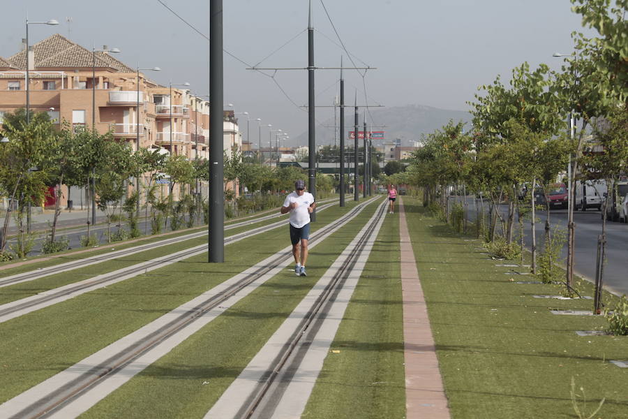 Las obras han ido tan despacio que en muchos casos las vías se convirtieron en zona de recreo, paso o aparcamiento. Aquí, cerca del Polígono de Juncaril.