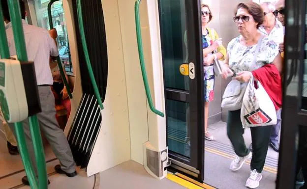 El metro de Granada empieza a transportar viajeros.