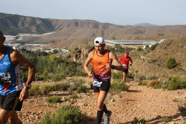 Los participantes corriendo por el terreno de la sierra almeriense de la pasada edición.