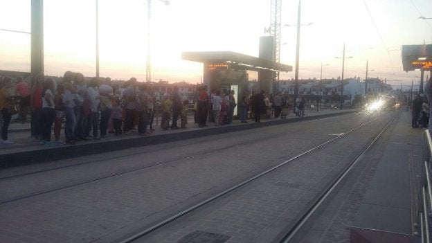 Un centenar de usuarios esperan la llegada del metro en sentido Maracena en la parada junto al centro comercial Nevada