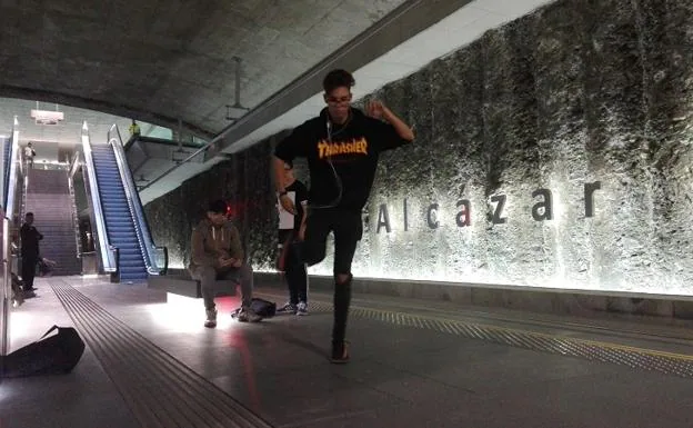 Jesús baila mientras espera el metro en Alcázar Genil.