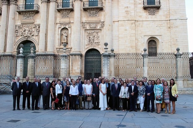Participantes en la convención posan frente a la Catedral de Jaén.