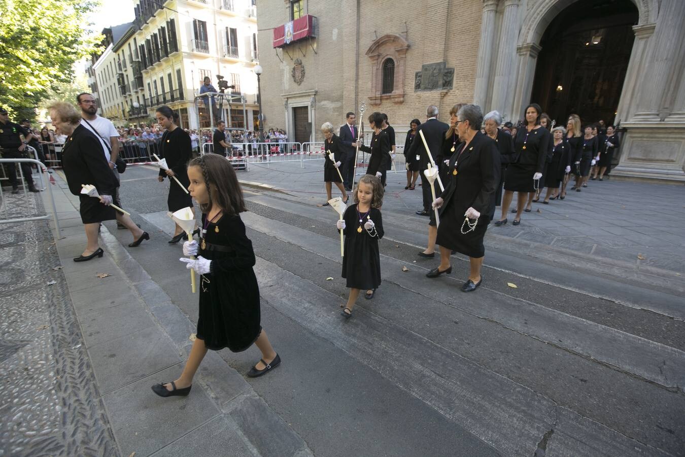 Los granadinos devotos se echan a las calles para ver a la Virgen de las Angustias 